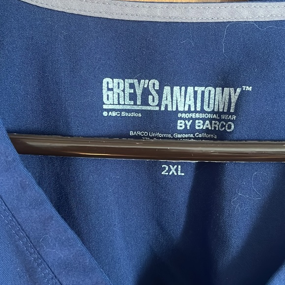 Grey”s anatomy scrub tops navy in color - Picture 2 of 5